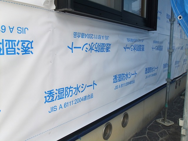 東郷町で雨漏りが発生した外壁の張り替え工事、職人の手によりサイディング外壁が取り付けられていく様子を紹介